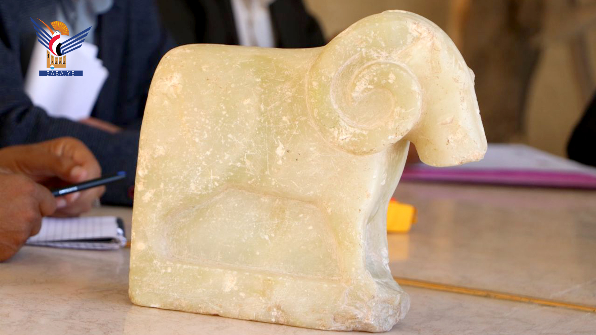 Antiquities Authority branch in Dhamar receives 2 artifacts found by a citizen
